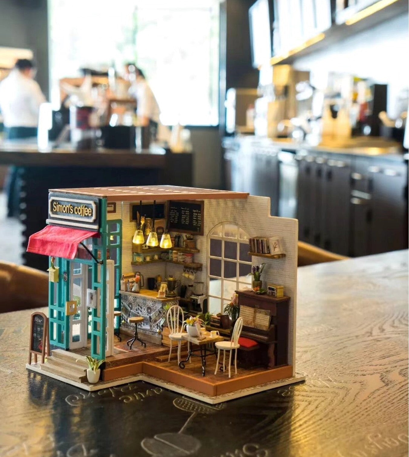 DIY Miniatuurhuis Simon's Coffeehouse - Robotime - IT'S A PRESENT DIY Miniatuurhuis Simon's Coffeehouse - Robotime - IT'S A PRESENT